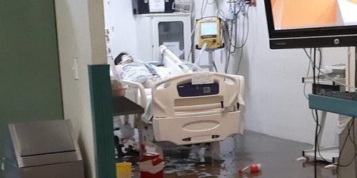 Trasladan a 67 pacientes del hospital general de Atizapán tras inundación