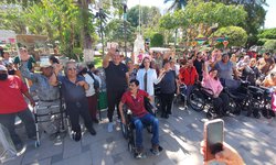 Alcalde y titular del DIF entregan sillas de ruedas, bastones y andadores