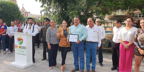 Reconoce SNTE al alcalde Urbiola, por apoyar la Educación