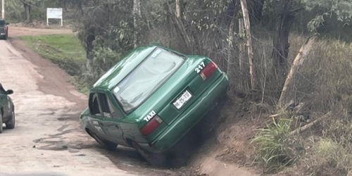 Mujer herida al accidentarse taxi en Llanitos