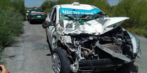 Taxi choca con caballo en carretera libre a Cerritos