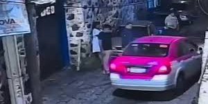 Taxista atropella a vecinos que le reclamaron por bloquear entrada