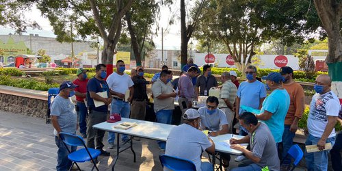 Entregan cloro, gel y cubrebocas a taxistas de Cárdenas