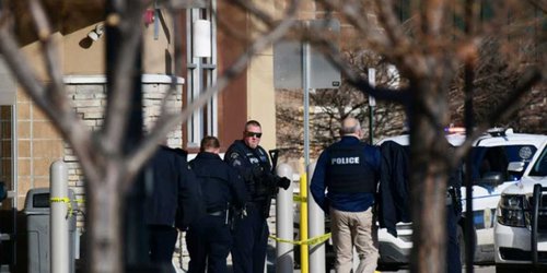 Hombre y mujer se enfrentan a tiros en supermercado de EU
