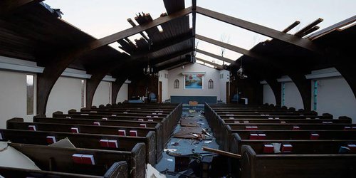 ‘Tormenta’ de tornados arrasa EU; prevén que cifra de muertos supere las 100