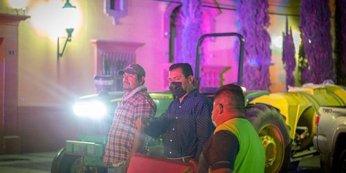 Agricultores prestan 10 tractores para sanitizar Ciudad Fernández