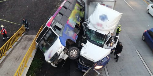 Mueren cuatro personas por choque de tráiler contra camiones de pasajeros en la México-Querétaro