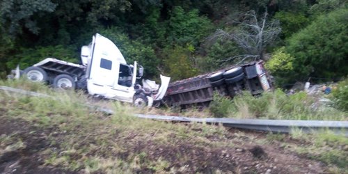 Trailer se precipitó a barranco sobre la supercarretera Cerritos