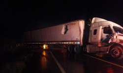 Tráiler sale del camino y vuelca en la "súper accidentada"