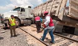 Tráiler embestido por el tren en SLP