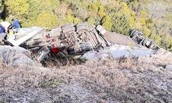 Tráiler cargado con huevo volcó, y tuvo pérdida total