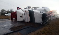 Vuelca tráiler cargado con cemento, en carretera Rioverde-Rayón