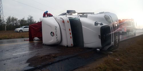 Vuelca tráiler cargado con cemento, en carretera Rioverde-Rayón