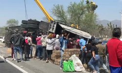 Volcó tráiler cargado de papel, y luego lo rapiñan familias vecinas