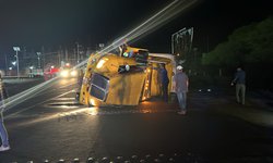 Vuelca tráiler en el entronque de la Supercarretera y la Federal 70