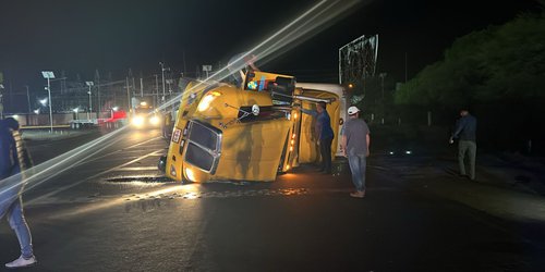 Vuelca tráiler en el entronque de la Supercarretera y la Federal 70