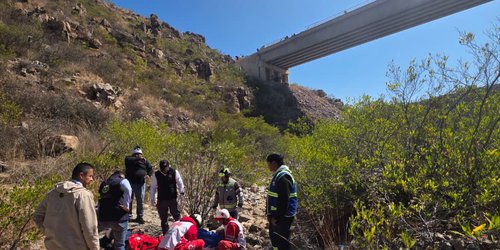 Trailero herido al caer a un abismo de 40 metros desde puente de Mexquitic
