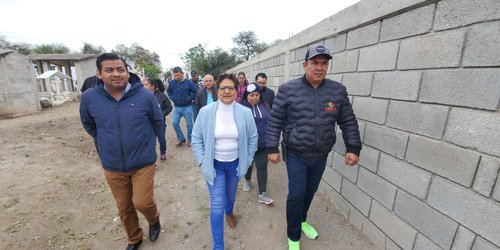 Barda perimetral del panteón y contenedor de basura entregaron a familias en Adjuntas.