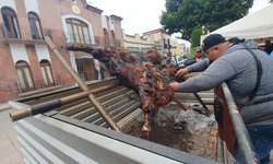 Exitoso evento de parrilleros locales que asaron una vaca en la plaza