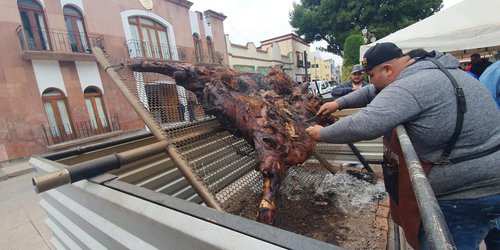 Exitoso evento de parrilleros locales que asaron una vaca en la plaza