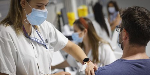 Vacunación COVID de 18 a 29 años: inicia el registro