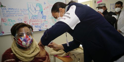 Vacuna en IMSS, ISSSTE y SSA sin requisitos adicionales: Eduardo Clark