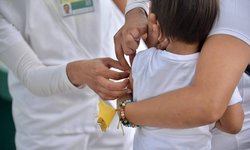 Por iniciar vacunación a menores de edad con comorbilidades