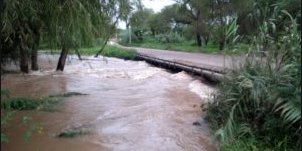 Pese a lluvias, familias pescaban en el vado de Llanitos; fueron desalojadas