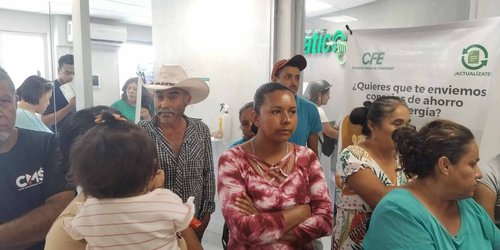 Vecinos de La Reforma irrumpen en la CFE para exigir solución a fallas