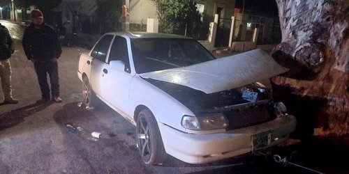 Golpean a sujeto que robó automóvil en San Diego, y luego lo chocó