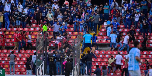 Suspenden el partido Querétaro vs Atlas por violencia entre porras en La Corregidora