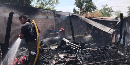Incendio arrasa vivienda y deja en la calle a Familia
