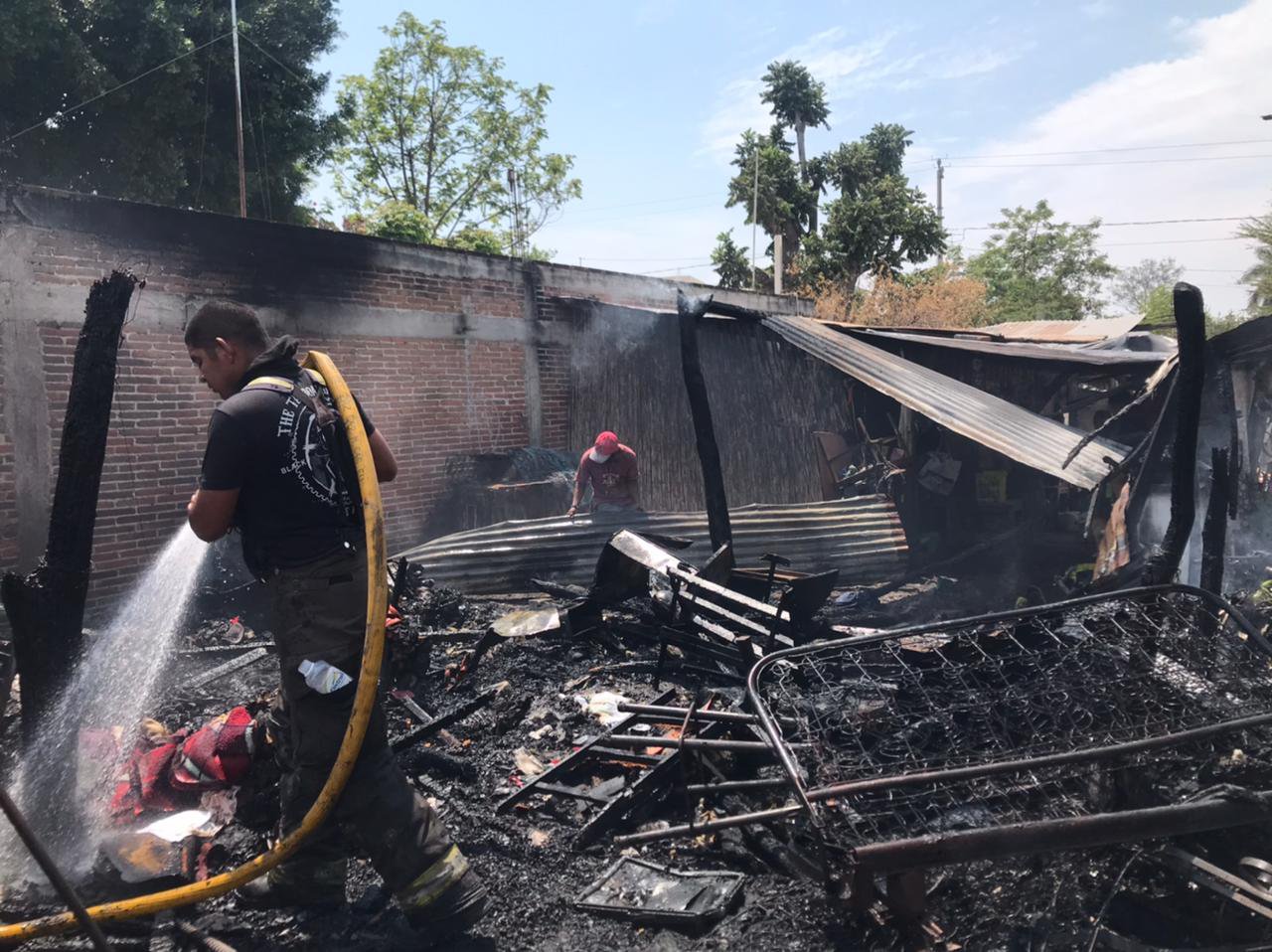 Incendio arrasa vivienda y deja en la calle a Familia - www.mirioverde.com