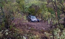 Auto cae a profundo abismo; tripulantes resultan ilesos