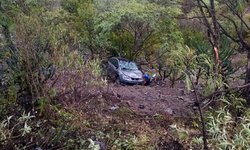 Auto cae a profundo abismo; tripulantes resultan ilesos