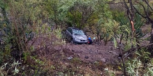 Auto cae a profundo abismo; tripulantes resultan ilesos