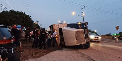 Volcó camión cargado con arena en el bulevar CJB
