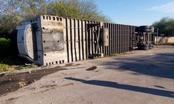 Volcó trailer cargado de tomate del invernadero de Santa Rita