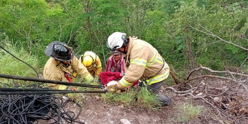 Dos mujeres heridas en volcadura de vehículo en carretera 70