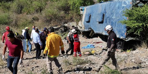 Vuelca autobús con indocumentados: mueren seis