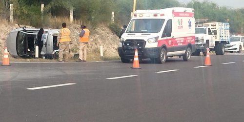 Automóvil sale del camino, choca y vuelca en la supercarretera Cerritos