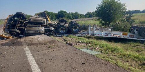 Trailero grave al volcar unidad en carretera de cuota Cerritos