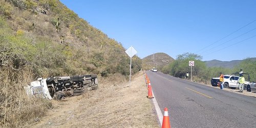 Volcó el tráiler de grupo musical Los Ávila: Resultó herido el chofer