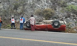 Vuelca camioneta en carretera a Rayón