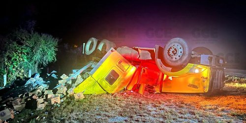 Vuelca tráiler cargado de cerveza: Rapiña fue inevitable
