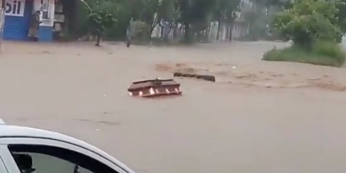 Ataúdes flotan en Xalapa, Veracruz, tras el paso de Grace