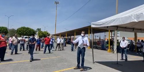 Entrega Xavier Nava canastas básicas a taxistas