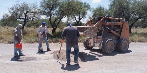 Realizan bacheo en carretera a Cerritos