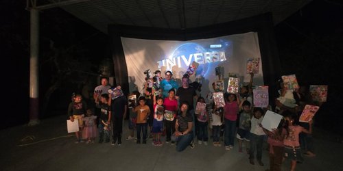Niñas y niños viven noche de cine y convivencia en Mesa del Junco