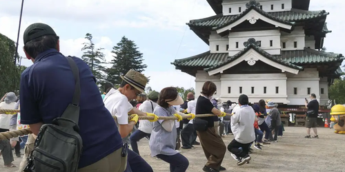 1.800 personas mueven a mano torre de 360 toneladas en Japón.
